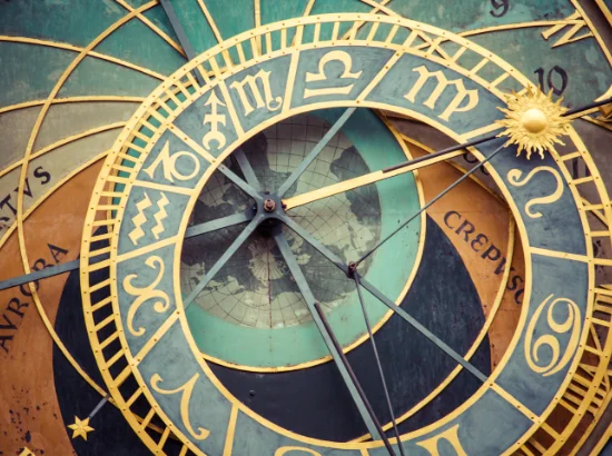 Uurhoekastrologie uitgelegd - een astrologe analyseert een geboortehoroscoop om heldere antwoorden te geven op persoonlijke en professionele vragen.